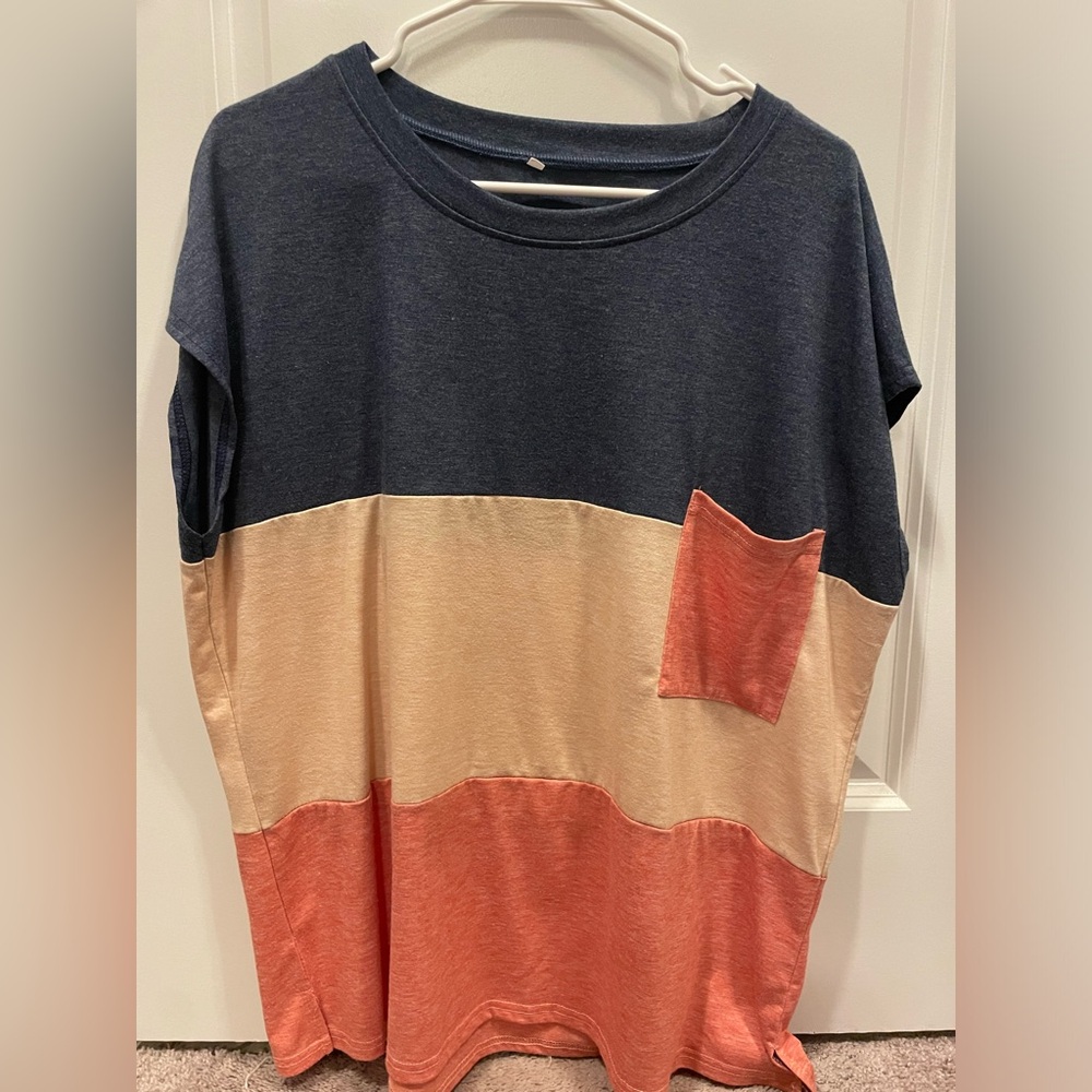 Women’s color block tshirt is size 2x